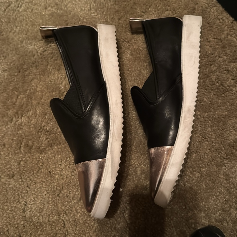 Karl Lagerfeld Paris Caralee slip-on cap toe leather shoes women in size 7M - Picture 3 of 7